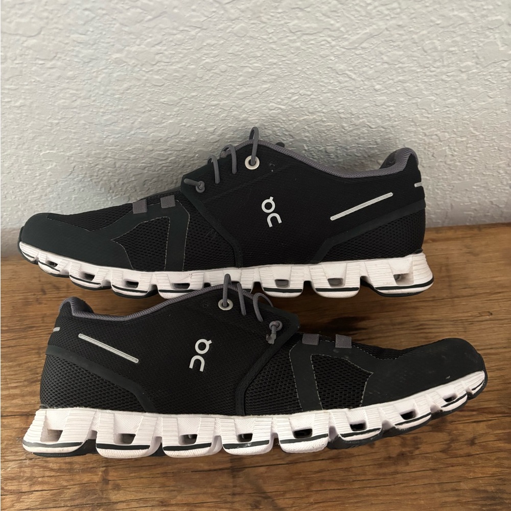 On Cloud Running Women’s Black Athletic Shoes, size 8.5